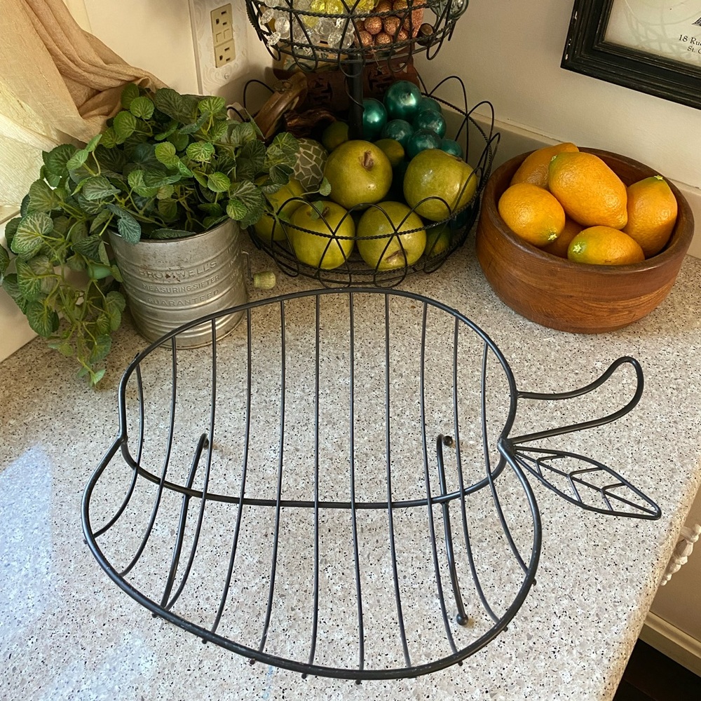 LIKE NEW Large Footed "Apple Shaped" Wire Fruit Basket